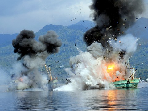Nội bộ Indonesia kêu gọi không phá hủy tàu cá trái phép bị bắt - Ảnh 1. Nội bộ Indonesia kêu gọi không phá hủy tàu cá trái phép bị bắt - Ảnh 1.