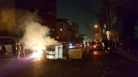Dân Iran biểu tình bất chấp chính quyền đáp trả cứng rắn - Ảnh 1. Dân Iran biểu tình bất chấp chính quyền đáp trả cứng rắn - Ảnh 1.