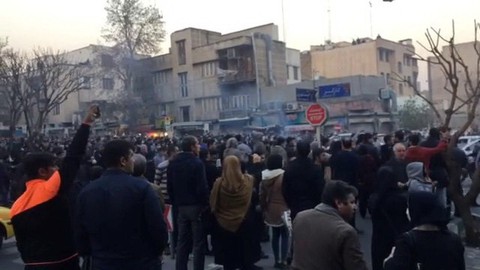 Dân Iran biểu tình bất chấp chính quyền đáp trả cứng rắn - Ảnh 3. Dân Iran biểu tình bất chấp chính quyền đáp trả cứng rắn - Ảnh 3.