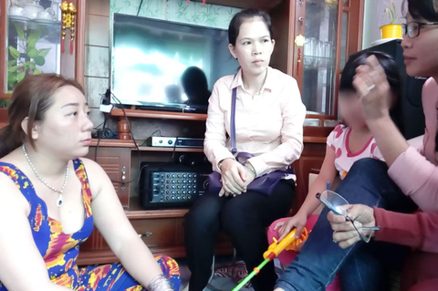 Bé gái nghi bị dí sắt nung có dấu hiệu trầm cảm - Ảnh 1. Bé gái nghi bị dí sắt nung có dấu hiệu trầm cảm - Ảnh 1.