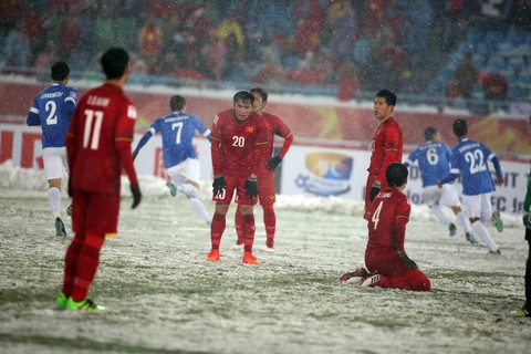 U23 Việt Nam nửa mét trên trái đất bằng 3 mét trên mặt trăng - Ảnh 1. U23 Việt Nam nửa mét trên trái đất bằng 3 mét trên mặt trăng - Ảnh 1.