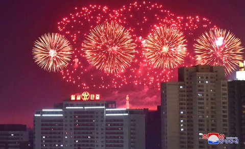 Dân Triều Tiên không ăn tết Dương lịch mà ăn mừng năm Juche 107 - Ảnh 2. Dân Triều Tiên không ăn tết Dương lịch mà ăn mừng năm Juche 107 - Ảnh 2.