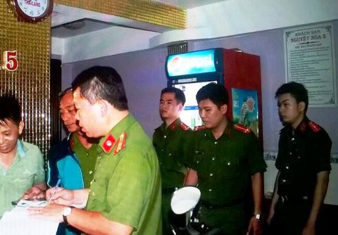 Kiểm tra khách sạn, 20 người ‘phê’ ma túy - Ảnh 4. Kiểm tra khách sạn, 20 người ‘phê’ ma túy - Ảnh 4.