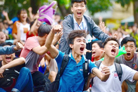 Bí quyết chữa khàn tiếng do... coi đá banh - Ảnh 1. Bí quyết chữa khàn tiếng do... coi đá banh - Ảnh 1.