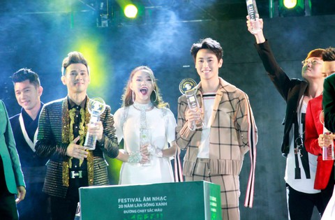 Rocker Nguyễn chúc Tết độc giả Tuổi Trẻ Online - Ảnh 3. Rocker Nguyễn chúc Tết độc giả Tuổi Trẻ Online - Ảnh 3.