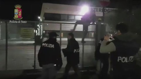 Ý bắt băng mafia Trung Quốc kiểm soát hàng nhập vào châu Âu - Ảnh 3. Ý bắt băng mafia Trung Quốc kiểm soát hàng nhập vào châu Âu - Ảnh 3.