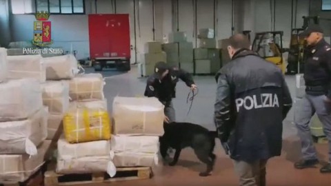 Ý bắt băng mafia Trung Quốc kiểm soát hàng nhập vào châu Âu - Ảnh 2. Ý bắt băng mafia Trung Quốc kiểm soát hàng nhập vào châu Âu - Ảnh 2.