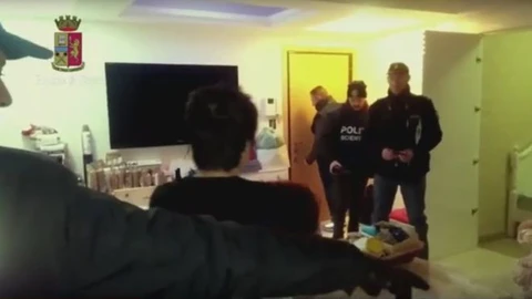 Ý bắt băng mafia Trung Quốc kiểm soát hàng nhập vào châu Âu - Ảnh 1. Ý bắt băng mafia Trung Quốc kiểm soát hàng nhập vào châu Âu - Ảnh 1.