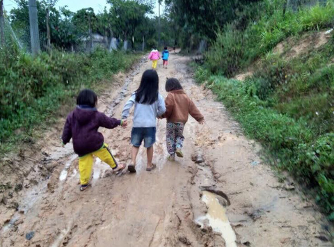 Bão 3 tháng rồi, 37 bé mầm non vẫn học ké hội trường thôn - Ảnh 3. Bão 3 tháng rồi, 37 bé mầm non vẫn học ké hội trường thôn - Ảnh 3.