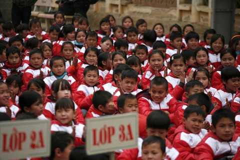 Quà xuân báo Tuổi Trẻ đến với bà con vùng lũ Sơn La - Ảnh 5. Quà xuân báo Tuổi Trẻ đến với bà con vùng lũ Sơn La - Ảnh 5.