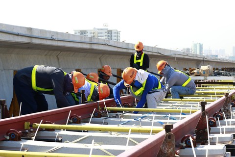 Đã lắp được hơn 1,5km đường ray tuyến Metro số 1 - Ảnh 3. Đã lắp được hơn 1,5km đường ray tuyến Metro số 1 - Ảnh 3.