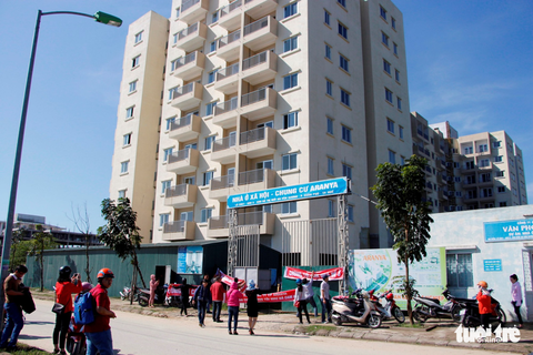 Chủ đầu tư chậm giao nhà, người dân vây công trường phản đối - Ảnh 1. Chủ đầu tư chậm giao nhà, người dân vây công trường phản đối - Ảnh 1.
