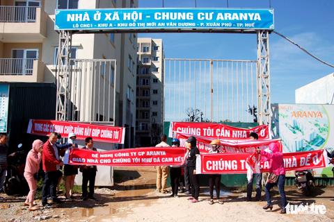 Chủ đầu tư chậm giao nhà, người dân vây công trường phản đối - Ảnh 2. Chủ đầu tư chậm giao nhà, người dân vây công trường phản đối - Ảnh 2.