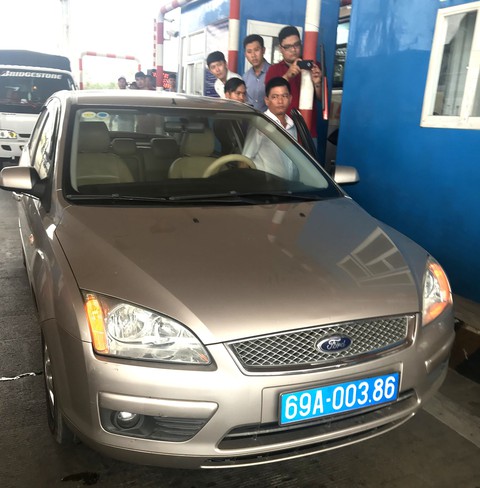 Người lái xe biển xanh phản ứng trạm thu phí Sóc Trăng là ai? - Ảnh 1. Người lái xe biển xanh phản ứng trạm thu phí Sóc Trăng là ai? - Ảnh 1.