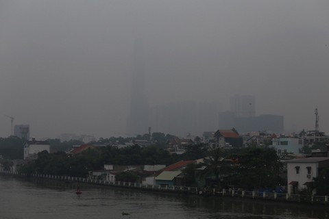 Mù bao phủ, ô nhiễm tại Sài Gòn tăng - Ảnh 2. Mù bao phủ, ô nhiễm tại Sài Gòn tăng - Ảnh 2.