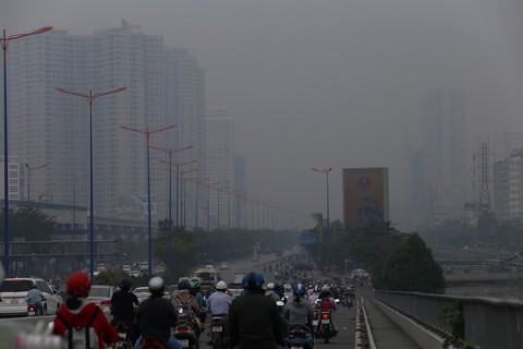 Mù bao phủ, ô nhiễm tại Sài Gòn tăng - Ảnh 1. Mù bao phủ, ô nhiễm tại Sài Gòn tăng - Ảnh 1.