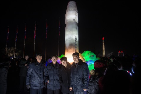 Dân Triều Tiên không ăn tết Dương lịch mà ăn mừng năm Juche 107 - Ảnh 3. Dân Triều Tiên không ăn tết Dương lịch mà ăn mừng năm Juche 107 - Ảnh 3.