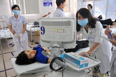 47 công nhân đi cấp cứu sau bữa cơm trưa - Ảnh 2. 47 công nhân đi cấp cứu sau bữa cơm trưa - Ảnh 2.