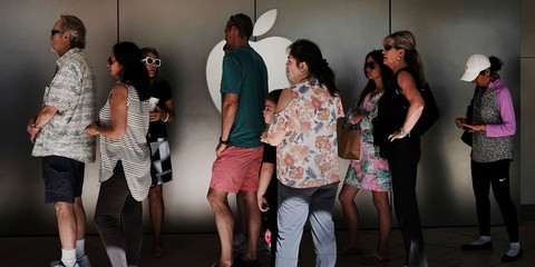 Apple rối vì người dùng iPhone ồ ạt thay pin mới - Ảnh 1. Apple rối vì người dùng iPhone ồ ạt thay pin mới - Ảnh 1.