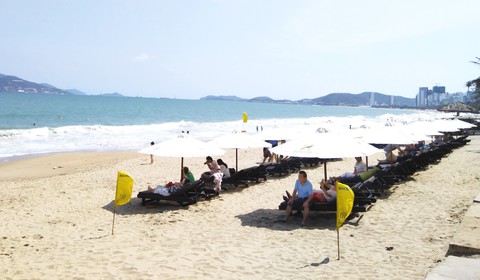 Nha Trang tìm cách trả lại bãi biển cho cư dân và du khách - Ảnh 1. Nha Trang tìm cách trả lại bãi biển cho cư dân và du khách - Ảnh 1.