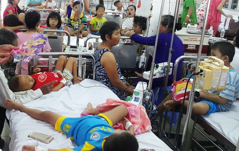 Nhiều bệnh viện quá tải lo lắng - Ảnh 1. Nhiều bệnh viện quá tải lo lắng - Ảnh 1.