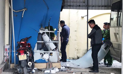 Bắt 4 nghi phạm phá nổ cây ATM ở Cửa Lò để trộm tiền - Ảnh 1. Bắt 4 nghi phạm phá nổ cây ATM ở Cửa Lò để trộm tiền - Ảnh 1.