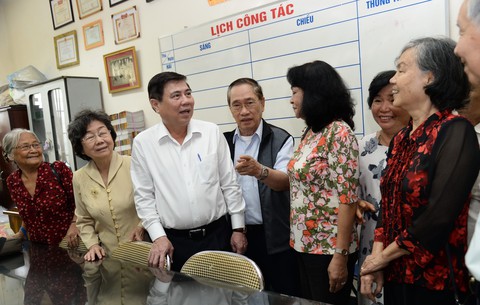Lãnh đạo TP.HCM thăm người có công trong chiến dịch Mậu Thân - Ảnh 1. Lãnh đạo TP.HCM thăm người có công trong chiến dịch Mậu Thân - Ảnh 1.