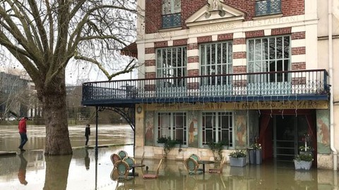 Sông Seine nhấn chìm Paris, 1.500 người di tản - Ảnh 5. Sông Seine nhấn chìm Paris, 1.500 người di tản - Ảnh 5.
