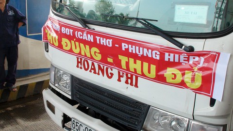 Tài xế đậu kín 6 làn xe, BOT Cần Thơ - Phụng Hiệp ùn tắc kéo dài - Ảnh 1. Tài xế đậu kín 6 làn xe, BOT Cần Thơ - Phụng Hiệp ùn tắc kéo dài - Ảnh 1.