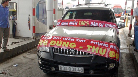 Tài xế đậu kín 6 làn xe, BOT Cần Thơ - Phụng Hiệp ùn tắc kéo dài - Ảnh 2. Tài xế đậu kín 6 làn xe, BOT Cần Thơ - Phụng Hiệp ùn tắc kéo dài - Ảnh 2.