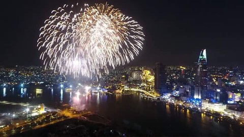 TP.HCM rực rỡ pháo hoa mừng năm mới 2018 - Ảnh 2. TP.HCM rực rỡ pháo hoa mừng năm mới 2018 - Ảnh 2.