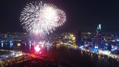 TP.HCM rực rỡ pháo hoa mừng năm mới 2018 - Ảnh 6. TP.HCM rực rỡ pháo hoa mừng năm mới 2018 - Ảnh 6.