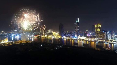 TP.HCM rực rỡ pháo hoa mừng năm mới 2018 - Ảnh 7. TP.HCM rực rỡ pháo hoa mừng năm mới 2018 - Ảnh 7.