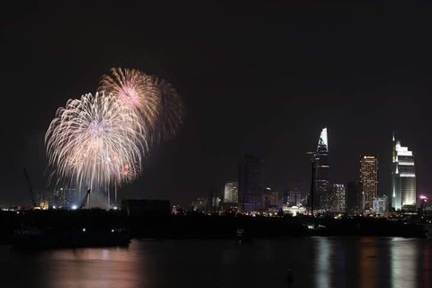 TP.HCM rực rỡ pháo hoa mừng năm mới 2018 - Ảnh 8. TP.HCM rực rỡ pháo hoa mừng năm mới 2018 - Ảnh 8.