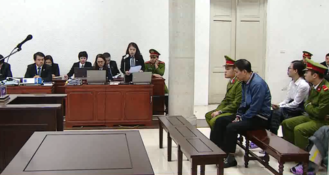 Luật sư của Trịnh Xuân Thanh cãi tay đôi, ngắt lời chủ tọa - Ảnh 3. Luật sư của Trịnh Xuân Thanh cãi tay đôi, ngắt lời chủ tọa - Ảnh 3.