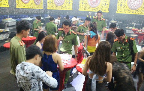 Cần Thơ, Bình Dương: Đột kích quán bar, phát hiện nhiều thanh niên sử dụng ma túy - Ảnh 4. Cần Thơ, Bình Dương: Đột kích quán bar, phát hiện nhiều thanh niên sử dụng ma túy - Ảnh 4.