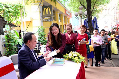 Chủ tịch công ty Phúc Sinh viết sách về khởi nghiệp - Ảnh 2. Chủ tịch công ty Phúc Sinh viết sách về khởi nghiệp - Ảnh 2.