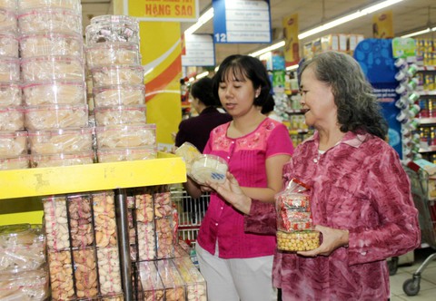 Hệ thống siêu thị Co.opmart bắt đầu giảm giá hàng hóa Tết - Ảnh 2. Hệ thống siêu thị Co.opmart bắt đầu giảm giá hàng hóa Tết - Ảnh 2.