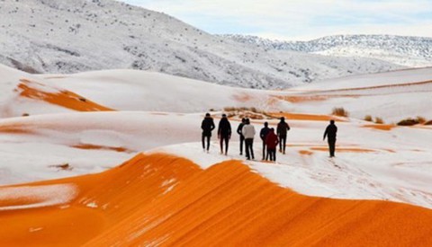 Cảnh tượng thiên nhiên hiếm có: Tuyết phủ kín sa mạc đỏ Sahara - Ảnh 2. Cảnh tượng thiên nhiên hiếm có: Tuyết phủ kín sa mạc đỏ Sahara - Ảnh 2.