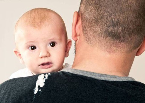 Xử trí khi bé bị trớ sữa hay ọc sữa - Ảnh 1. Xử trí khi bé bị trớ sữa hay ọc sữa - Ảnh 1.