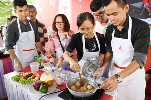 Hàng ngàn gia đình cùng kéo đến siêu thị Co.opmart để nấu ăn - Ảnh 2. Hàng ngàn gia đình cùng kéo đến siêu thị Co.opmart để nấu ăn - Ảnh 2.