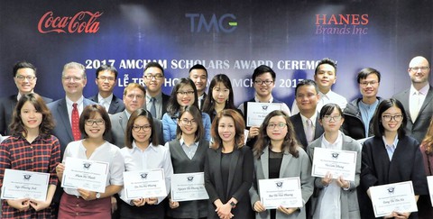 20 sinh viên năm cuối xuất sắc nhận học bổng AmCham Scholars - Ảnh 1. 20 sinh viên năm cuối xuất sắc nhận học bổng AmCham Scholars - Ảnh 1.