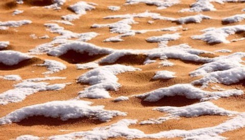 Cảnh tượng thiên nhiên hiếm có: Tuyết phủ kín sa mạc đỏ Sahara - Ảnh 4. Cảnh tượng thiên nhiên hiếm có: Tuyết phủ kín sa mạc đỏ Sahara - Ảnh 4.
