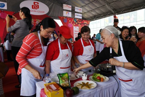 Hàng ngàn gia đình cùng kéo đến siêu thị Co.opmart để nấu ăn - Ảnh 4. Hàng ngàn gia đình cùng kéo đến siêu thị Co.opmart để nấu ăn - Ảnh 4.