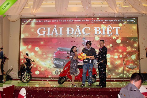 Gia đình trúng xe Vespa tại Hội nghị “25 năm đồng hành cùng TV.PHARM” - Ảnh 4. Gia đình trúng xe Vespa tại Hội nghị “25 năm đồng hành cùng TV.PHARM” - Ảnh 4.