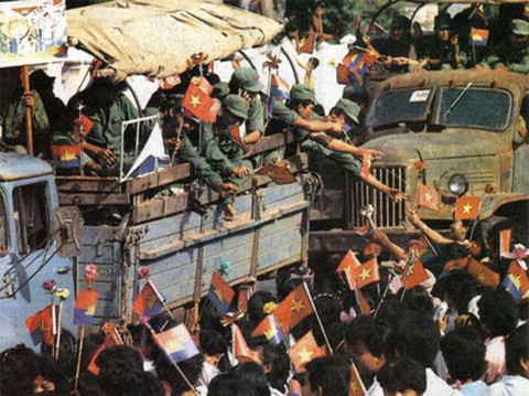 Quân tình nguyện VN giúp Campuchia vượt qua muôn vàn gian khó - Ảnh 1. Quân tình nguyện VN giúp Campuchia vượt qua muôn vàn gian khó - Ảnh 1.