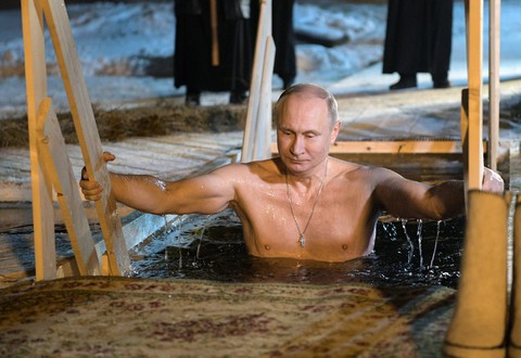 Tổng thống Putin cởi trần, tắm nước -7 độ C ngoài trời - Ảnh 1. Tổng thống Putin cởi trần, tắm nước -7 độ C ngoài trời - Ảnh 1.