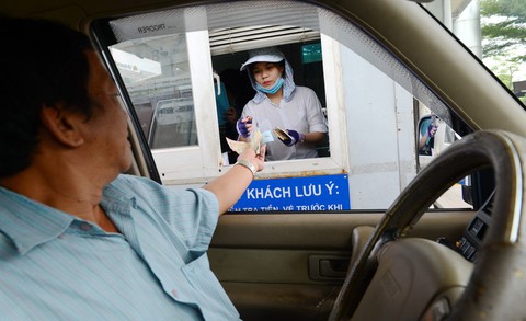 Dừng thu phí xe hơi vào sân bay đi, đừng lý giải nữa - Ảnh 1. Dừng thu phí xe hơi vào sân bay đi, đừng lý giải nữa - Ảnh 1.