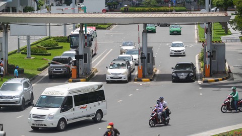 Thu phí sân bay: Sai sao chưa dừng? - Ảnh 1. Thu phí sân bay: Sai sao chưa dừng? - Ảnh 1.