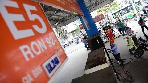Ethanol tăng giá vì độc quyền, uy hiếp xăng E5? - Ảnh 1. Ethanol tăng giá vì độc quyền, uy hiếp xăng E5? - Ảnh 1.
